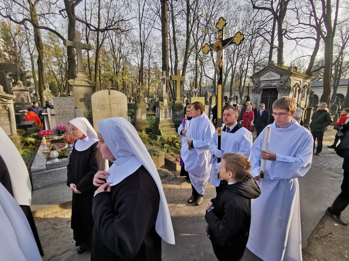 Procesja po Starych Powązkach