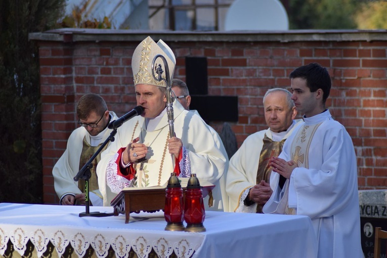 Modlitwa na cmentarzu katedrlanym w Sandomierzu