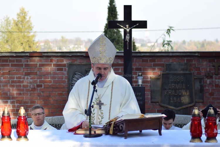 Modlitwa na cmentarzu katedrlanym w Sandomierzu