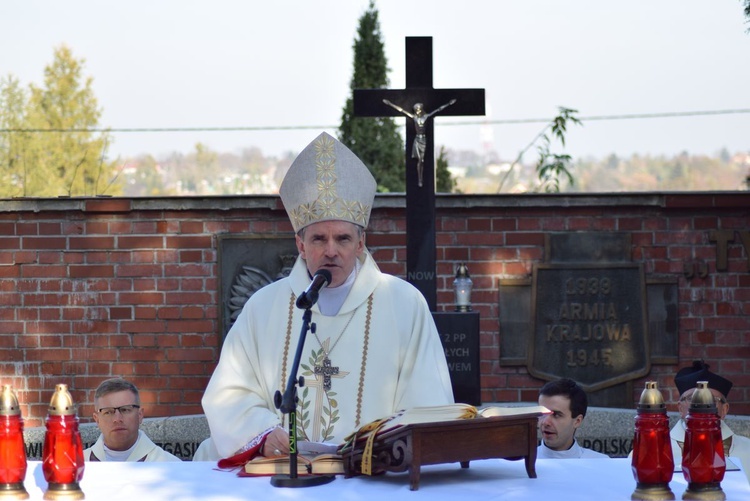 Modlitwa na cmentarzu katedrlanym w Sandomierzu