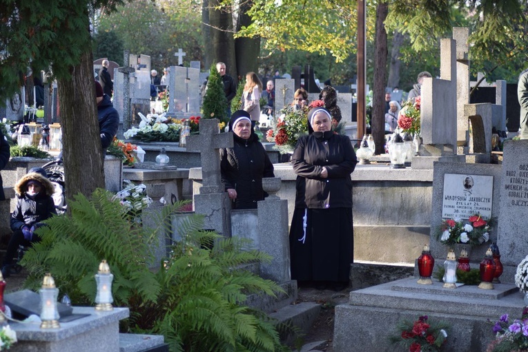 Modlitwa na cmentarzu katedrlanym w Sandomierzu