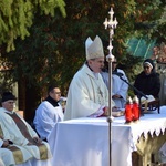 Modlitwa na cmentarzu katedrlanym w Sandomierzu