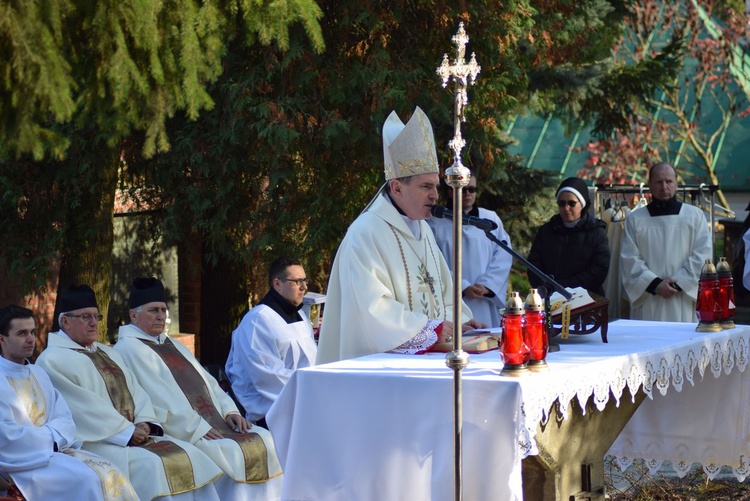 Modlitwa na cmentarzu katedrlanym w Sandomierzu