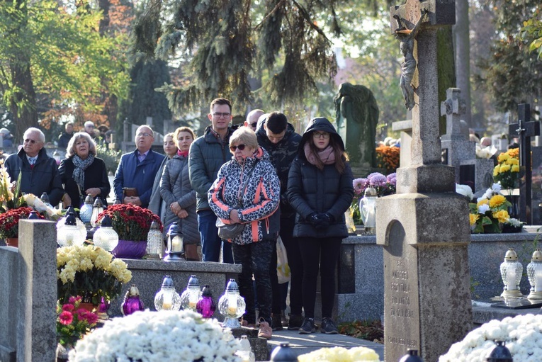 Modlitwa na cmentarzu katedrlanym w Sandomierzu