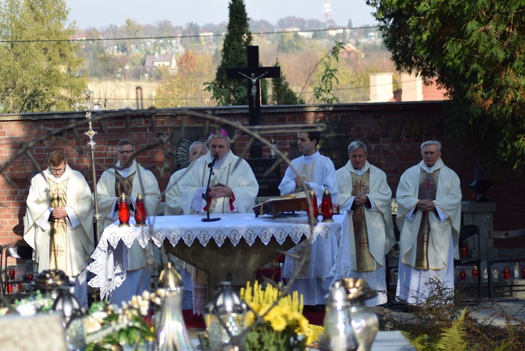 Modlitwa na cmentarzu katedrlanym w Sandomierzu
