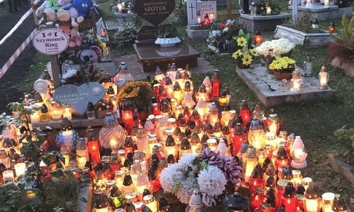 Wiele osób modlilo się przy początkowo bezimniennej mogile Szymonka z Będzina...