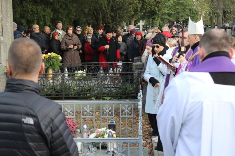 Msza św. i procesja na świdnickim cmentarzu