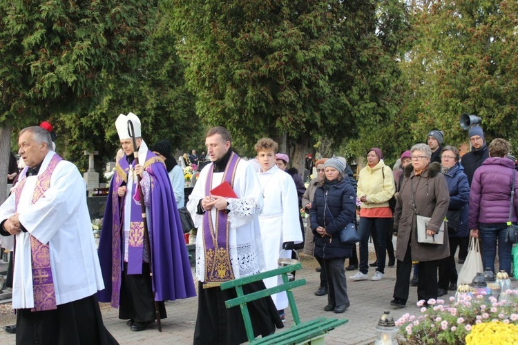 Msza św. i procesja na świdnickim cmentarzu