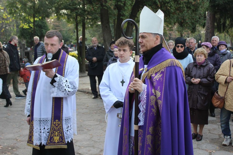 Msza św. i procesja na świdnickim cmentarzu