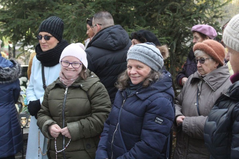 Msza św. i procesja na świdnickim cmentarzu