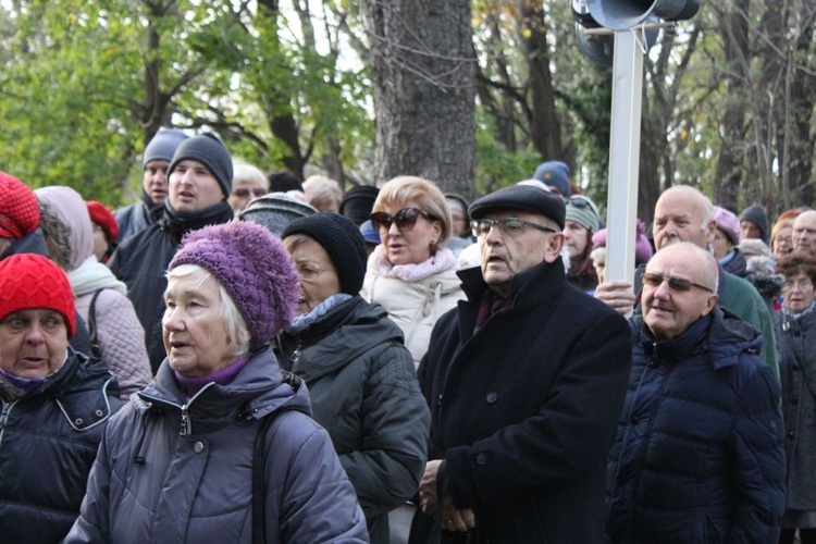 Msza św. i procesja na świdnickim cmentarzu