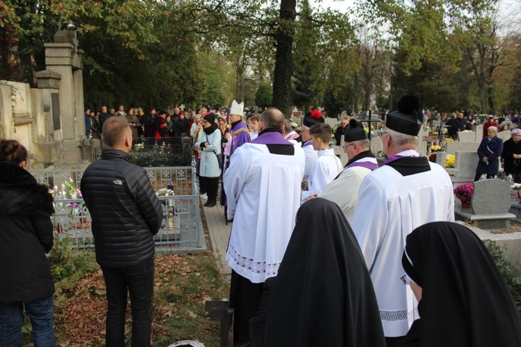 Msza św. i procesja na świdnickim cmentarzu