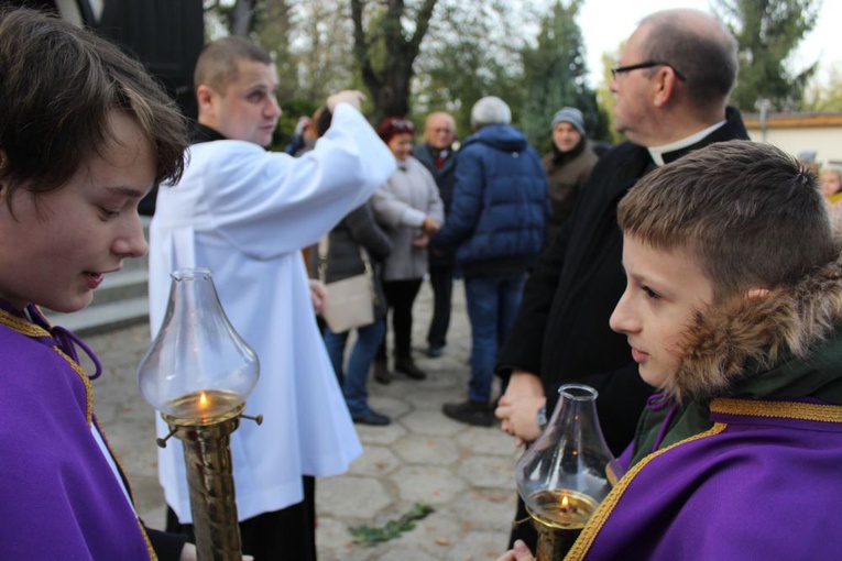 Msza św. i procesja na świdnickim cmentarzu