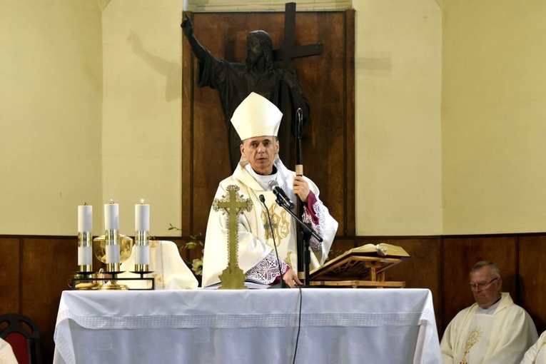 Bp Adam w czasie głoszenia homilii w kaplicy cmentarnej.