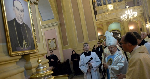 Każdego roku, z racji rocznicy śmierci, sprawowana jest w Jedlińsku Msza św. w intencji wyniesienia na ołtarze sł. Bożego bp. Piotra Gołębiowskiego.