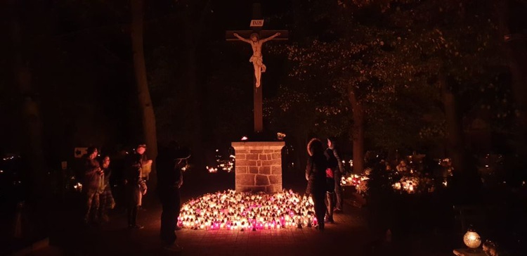 Cmentarze diecezji świdnickiej nocą