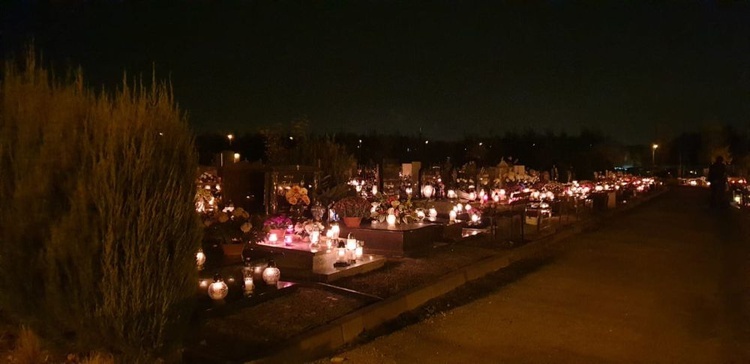 Cmentarze diecezji świdnickiej nocą