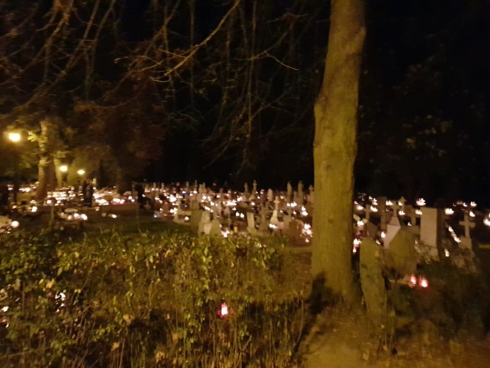 Cmentarze diecezji świdnickiej nocą