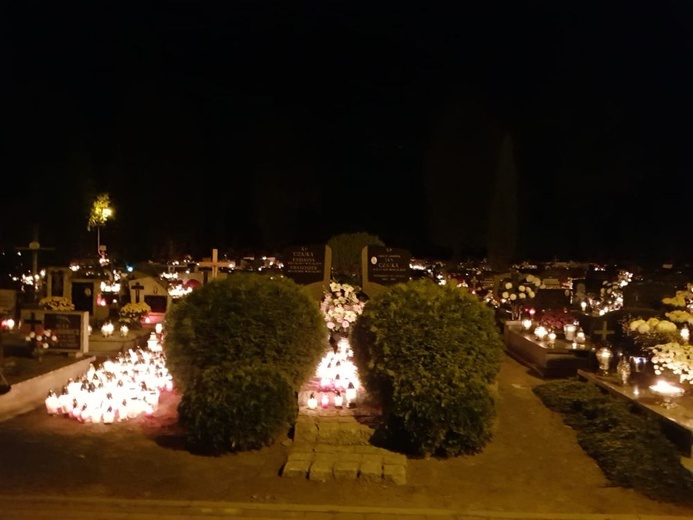 Cmentarze diecezji świdnickiej nocą