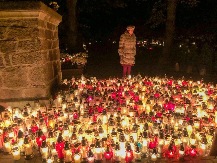 Cmentarze diecezji świdnickiej nocą