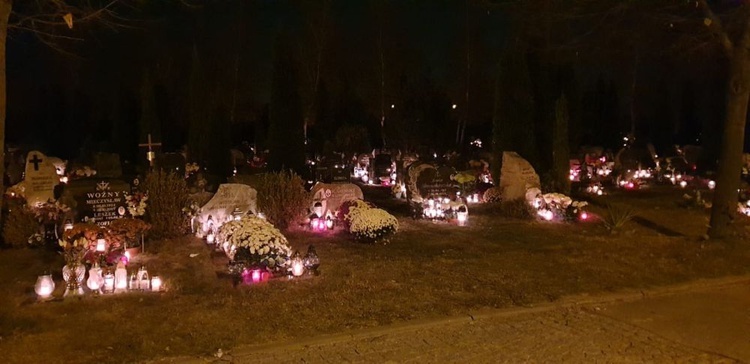 Cmentarze diecezji świdnickiej nocą