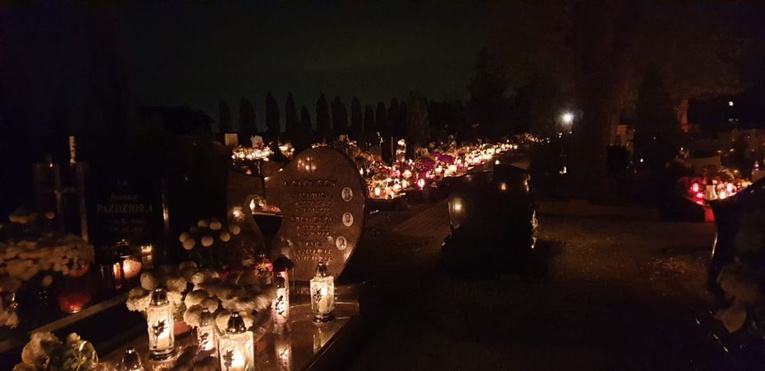 Cmentarze diecezji świdnickiej nocą