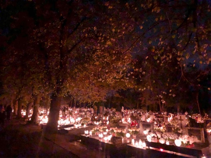 Cmentarze diecezji świdnickiej nocą