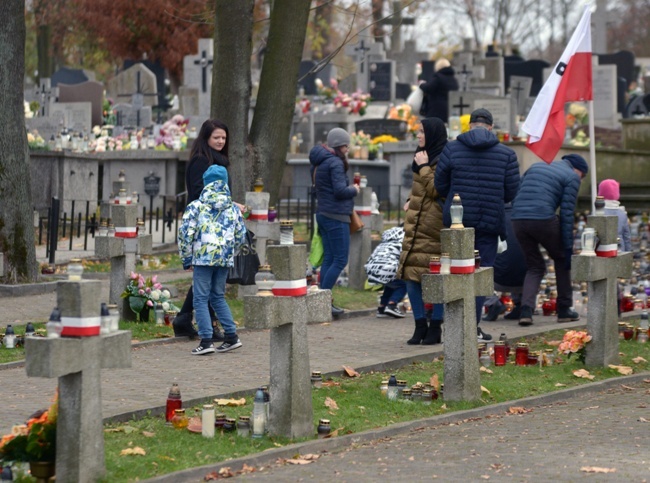 Modlitwa za zmarłych na cmentarzu rzymskokatolickim w Radomiu