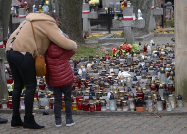 Modlitwa za zmarłych na cmentarzu rzymskokatolickim w Radomiu