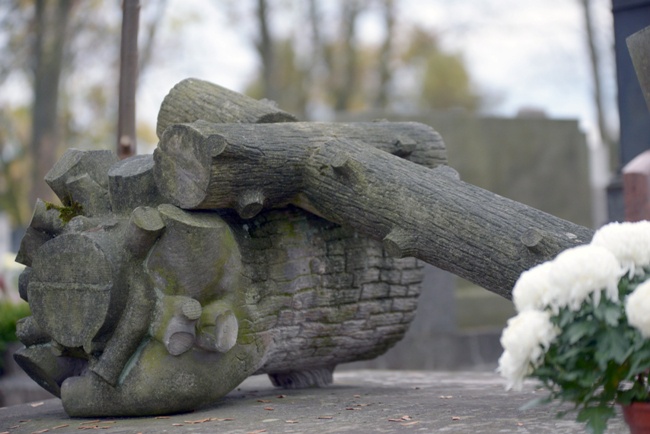 Modlitwa za zmarłych na cmentarzu rzymskokatolickim w Radomiu