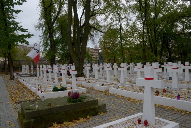 Modlitwa za zmarłych na cmentarzu rzymskokatolickim w Radomiu