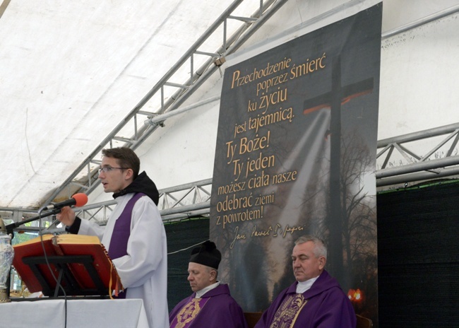 Modlitwa za zmarłych na cmentarzu rzymskokatolickim w Radomiu