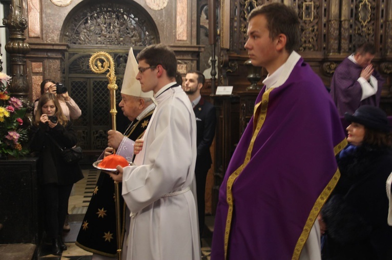 Msza św. i procesja żałobna w katedrze na Wawelu