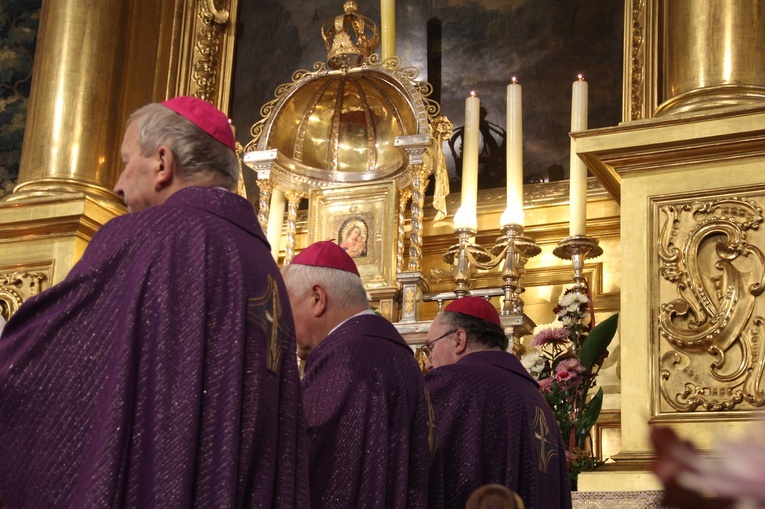 Msza św. i procesja żałobna w katedrze na Wawelu