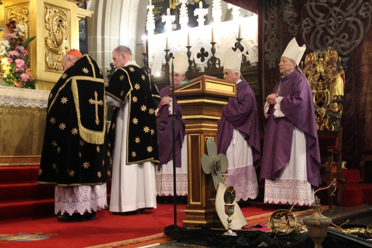 Msza św. i procesja żałobna w katedrze na Wawelu