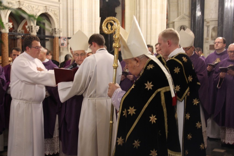 Msza św. i procesja żałobna w katedrze na Wawelu