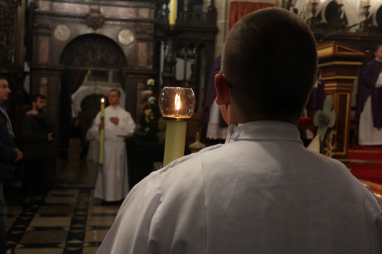 Msza św. i procesja żałobna w katedrze na Wawelu