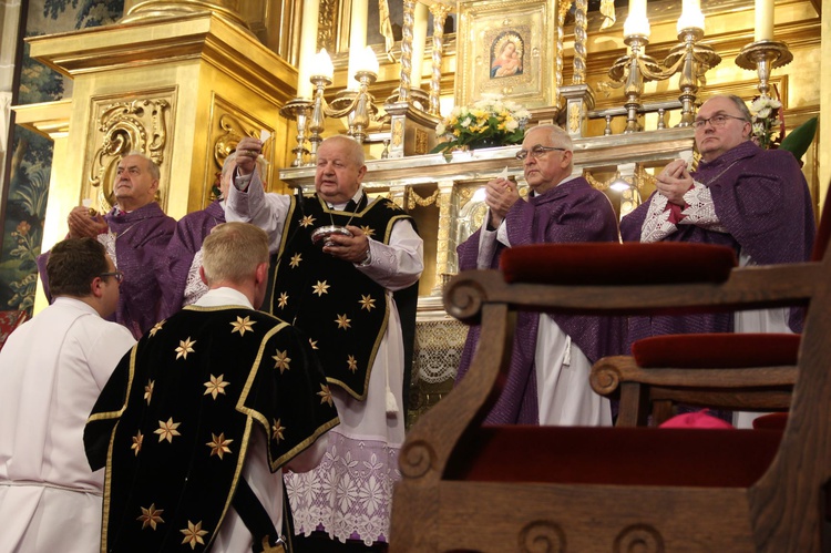 Msza św. i procesja żałobna w katedrze na Wawelu