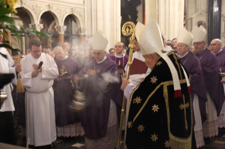 Msza św. i procesja żałobna w katedrze na Wawelu