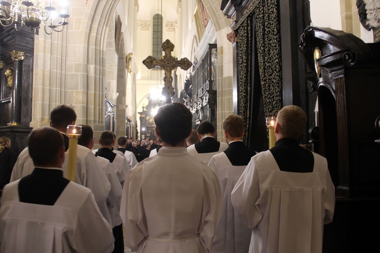 Msza św. i procesja żałobna w katedrze na Wawelu