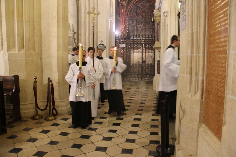 Msza św. i procesja żałobna w katedrze na Wawelu