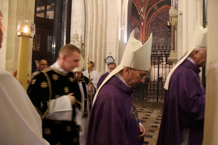 Msza św. i procesja żałobna w katedrze na Wawelu