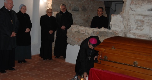 Biskupi łowiccy w krypcie modlii się za śp. biskupa Alojzego Orszulika.