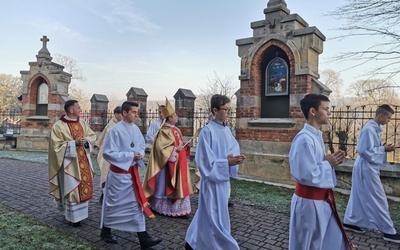 Poświęcenie odnowionych stacji Drogi Krzyżowej.