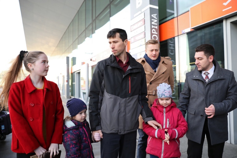Rosjanin Denis Lisow z dziećmi dziękuje polskim władzom za pomoc