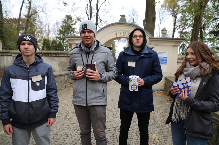 Rekordowe sumy podczas cmentarnych kwest 