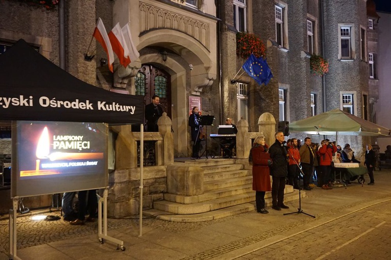 Imiona i nazwiska zmarłych oraz krótki biogram pojawiał się na telebimie.