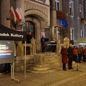 Imiona i nazwiska zmarłych oraz krótki biogram pojawiał się na telebimie.