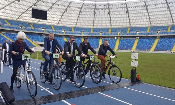 Wojkowice. Burmistrz Tomasz Szczerba rzuca wyzwanie urzędnikom. Chodzi o jazdę na rowerach elektrycznych