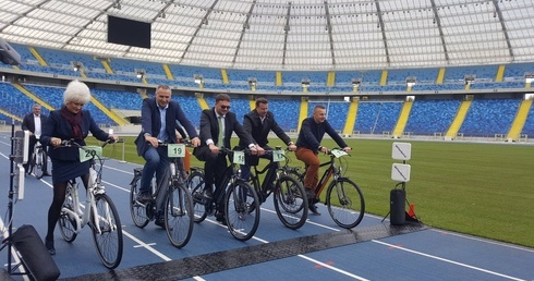 Wojkowice. Burmistrz Tomasz Szczerba rzuca wyzwanie urzędnikom. Chodzi o jazdę na rowerach elektrycznych
